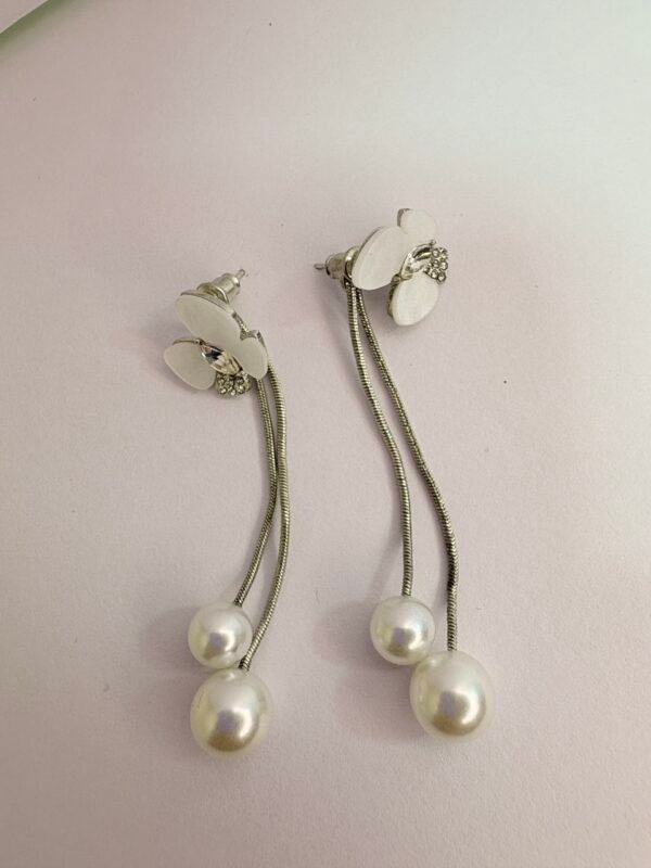 Floral Line Dangler Pearls